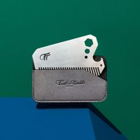 Tough &amp; Tumble THE WALLET METAL COMB หวีตกแต่งทรงผม สำหรับผู้ชาย ผลิตจากสเตนเลสสตีล หนา2.5มม | ขนาด 8.4x 5.3 ซม. DDG