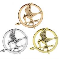 The Hunger เกม Pin เข็มกลัดภาพยนตร์ Mockingjay Prop Rep Pin Novelty อุปกรณ์เสริมบุคลิกภาพสัญลักษณ์สัตว์นกภาพยนตร์โทรทัศน์ Props สำหรับสตรีและผู้ชาย