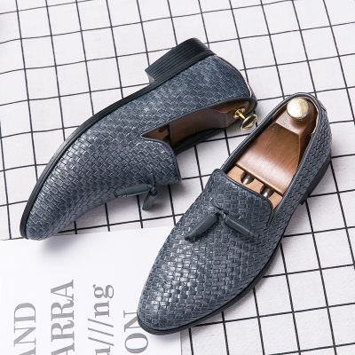 ผู้ชายพู่ Loafers แฟชั่นผู้ชายรองเท้า Slip On Mens Shoes