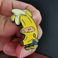 {EDDLYT} Hey Contrllld Badge Banana Man Pin เข็มกลัดการ์ตูนโลหะแอนิเมชั่นตลก