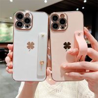 【ใหม่】 Lucky Clover ชุบทองสายรัดข้อมือยึดกรณีโทรศัพท์สำหรับ Iphone 14 12 13 11 Pro Max Electroplated Soft TPU ปกหลัง