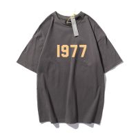 1977เสื้อยืดแขนสั้นพิมพ์ลาย,เสื้อยืดคู่หลวมสบายๆเข้ากับทุกชุดเสื้อผ้าฝ้ายแขนสามส่วนสำหรับผู้ชายแบรนด์ยอดนิยม