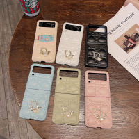 เคสโทรศัพท์แบรนด์ใหญ่สุดหรูสำหรับ Samsung Galaxy Z Z Flip 3 4เคสโทรศัพท์แบบมีกระเป๋าเงินพับได้ช่องเสียบบัตรคลุมทั้งหมดเคสโทรศัพท์หนังลายนูนพร้อมโลโก้ทอง