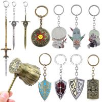 [HOT HUIQKKJKUIO 556] เกม Dark Souls พวงกุญแจ Sun Knight Shield Ornstein Artorias Sword Slough Hammer Key Chain Elden แหวนจี้คอสเพลย์เครื่องประดับ