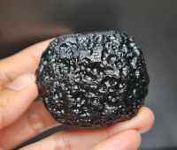 สะเก็ดดาว(Tektite) "อัญมณีศักดิ์สิทธิ์แห่งพระกฤษณะ" น้ำหนัก 72.80 g. ขนาด 42.3*27.8*51.3 mm. พลอยแท้ 100 % เนื้อดี ราคาถูก