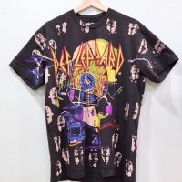 เสื้อวง Def Leppard ลายโอเวอร์ปริ้น สไตล์วินเทจ สกรีนทั้งตัว ผ้านอก เสื้อOVP เสื้อโอเวอร์ไซส์ เสื้อวงดนตรีต่างประเทศ เสื้อวงร๊อค