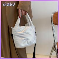 XIAHU กระเป๋าใส่เงิน กระเป๋าสะพายไหล่แบบสั้น พียู PU ผ้าฝ้ายขนเป็ด กระเป๋า Crossbody ลำลองแบบสบายๆ จุได้มาก กระเป๋าโท้ท สำหรับผู้หญิง