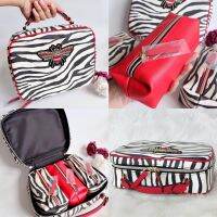 Estee Lauder Zebra Pattern Bag  กระเป๋า Estee ลายม้าลาย (เซต 4 ชิ้น ) มีกระเป๋าลูกให้ 3 ใบด้วยนะคะ.         กระเป๋าใบใหญ่ 25*20*8ซม. (1 ใบ) กระเป๋าใบเล็ก 16*6.5*6ซม. (3 ใบ)