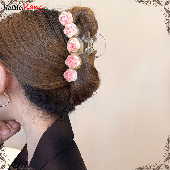 Kẹp tóc Five hoa hồng tinh tế và dễ thương sẽ giúp bạn thêm phần nữ tính và dịu dàng. Hãy tham khảo hình ảnh sản phẩm để nhận thấy sự đáng yêu trong từng bông hoa nhé.