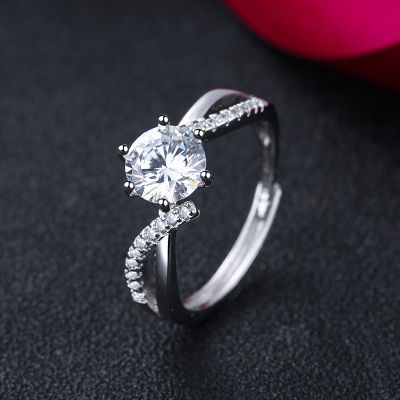 [COD] แหวนหรูหราเบาสำหรับผู้หญิงแหวน Moissanite แบบกลมปิดที่เรียบง่ายทันสมัยแหวนเพทายไม่ซีดจาง
