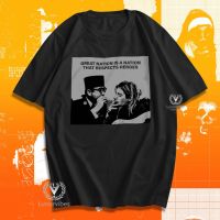 เสื้อยืด พิมพ์ลายวงร็อค Soekarno x Kurt Cobain Great Nation สําหรับผู้ชาย 8100  S079