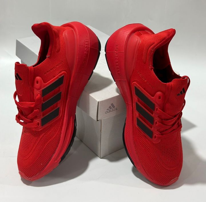 รองเท้าผ้าใบสีแดง-adidas-ultraboost