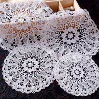 MEMORI 8pcs โพลีเอสเตอร์ ที่รองแก้วลูกไม้ กลมกลมๆ สีขาวขาว ตาราง doilies เรียบง่ายแบบชนบท 88นิ้วค่ะ แผ่นรองจานลูกไม้ อุปกรณ์สำหรับห้องครัว