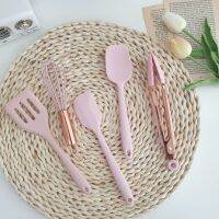 Mini Kitchen Tools Set 5 ชิ้น ซิลิโคน ด้ามตะกร้อมือและไม้หนีบชุบสีโรสโกลด์ ทนความร้อนได้สูง