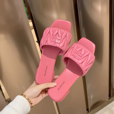 รองเท้าแตะแฟชั่นฤดูร้อนกันลื่นตัวอักษรแบนรองเท้าแตะใส่ด้านนอกสำหรับผู้หญิงรุ่นใหม่ปี2023คุณแม่องุ่น Studiole