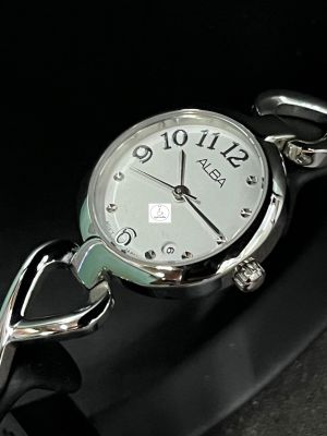 นาฬิกาข้อมือผู้หญิง ALBA รุ่น AH7A45X1 ตัวเรือนและสายนาฬิกาสแตนเลส หน้าปัดสีเงิน รับประกันสินค้าเป็นของแท้ 100 %