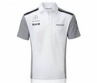 เสื้อโปโลแขนสั้นเสื้อครึ่งแขนแห้งเร็วชุดทีมแข่ง McLaren Benz F1ออกแบบได้ตามต้องการแบบออฟโรดเสื้อโปโล