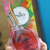 ราคาต่อขวด น้ำหอมผู้หญิง SILKY SHIRLEY MAY LADIES EAU DE TOILETTE ขนาด 100 มล. กลิ่นหอมละมุนของดอกไม้และกลิ่นไม้หอม