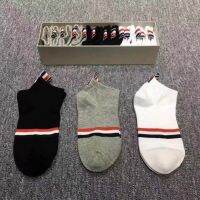 Thom Browne ถุงเท้าแบบใหม่ของแท้สำหรับกล่องของขวัญ TB สำหรับผู้ชายและถุงเท้ากีฬาฟุตบอลหญิง Ins เป็นคู่ธุรกิจถุงเท้าโลโก้ยอดนิยมสำหรับถุงเท้าในฤดูกาลที่ต่ำ