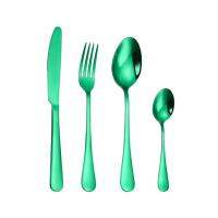 คริสต์มาสมีดครัวอาหารมีดส้อมช้อนครัวบนโต๊ะอาหาร Flatware ชุดที่มีคุณภาพสูงสีแดงสีเขียวอาหารเย็นมีด