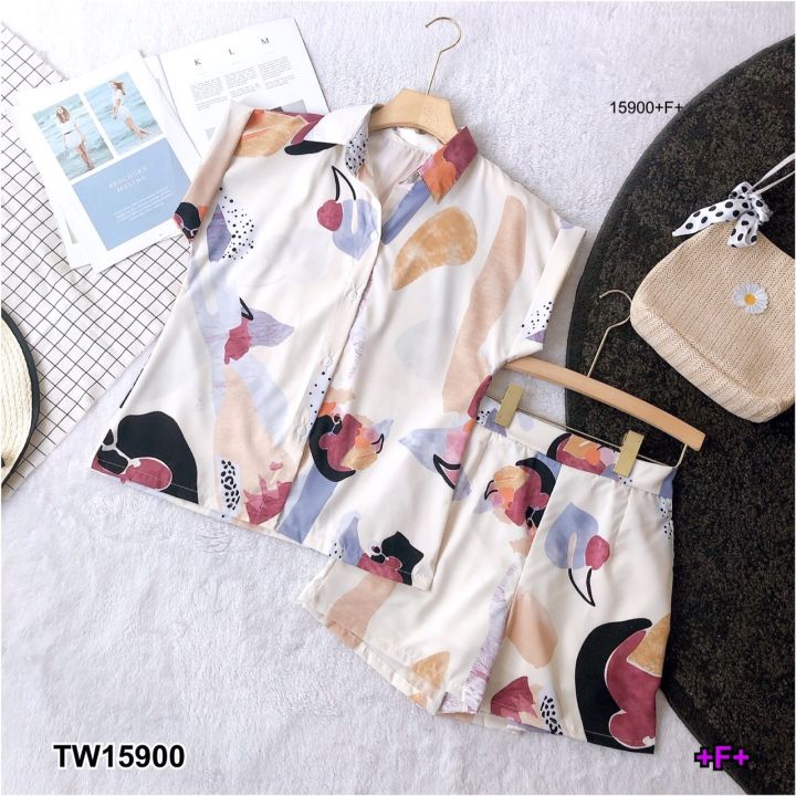 tw15900-set-เสื้อเชิ้ตไหล่ล้ำแขนพับ-พิมลายกราฟฟิก-กางเกงขาสั้น-พิมลายเข้าเซต