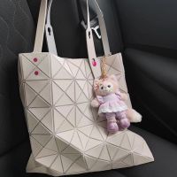 【Issey Miyake】 In March 2023 miyake new plane polarized light milky white mist with bottom Angle of cream-colored one-shouldered diamond lattice mobile marca dragon female bag