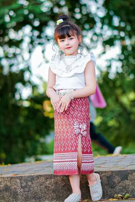 ชุดไทยเด็กประยุกต์เสื้อคอระบาย+ กระโปรงยาวผ่าข้างแต่งโบว์ (ไม่รวมเครื่องประดับ)