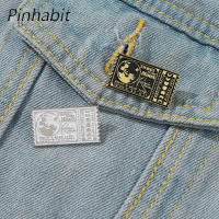 Pinhabit ตั๋วไปยังดวงจันทร์หมุดเคลือบสีดำสีขาวแสตมป์เดินทางเข็มกลัด