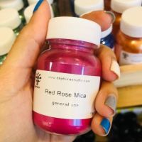 สีไมก้า สีชมพูอมแดง Red Rose Mica Pigment Color - Cosmetic grade เกรดเครื่องสำอาง สีทำสบู่ สีทำลิป สีทำเจล สีใส่สเปรย์แอลกอฮอล์ สีทำเรซิ่น ทำเทียน ขนาด 10g