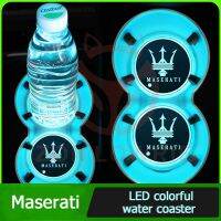 แผ่นถ้วยน้ำไฟ Led หลากสีสำหรับมาเซราติแผ่นเสื่อกรูฟ Selimut Mobil ถาดรองแก้วน้ำสำหรับรถยนต์