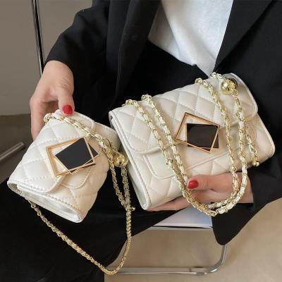 กระเป๋าสะพายโซ่ขนาดเล็กสำหรับผู้หญิง Xiabai 2023 แฟชั่นใหม่ไหล่เดียวกระเป๋าสะพาย ins ซุปเปอร์ไฟมินิกระเป๋าสี่เหลี่ยมขนาดเล็ก