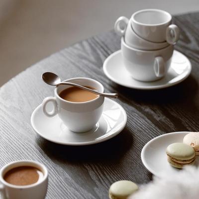 【High-end cups】ยุโรปถ้วยกาแฟเซรามิกชุดเอสเพรสโซ่ถ้วยลาเต้คาปูชิโน่แก้วกาแฟพร้อมจานรองโฮมออฟฟิศคาเฟ่ถ้วยชายามบ่ายสีขาว