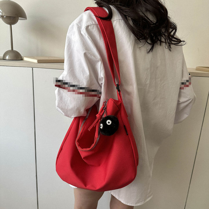 กระเป๋าครอสบอดี้แฟชั่นฮาราจูกุผู้หญิงมีซิปกระเป๋าโฮโบลำลองพร้อมจี้ขนนุ่ม
