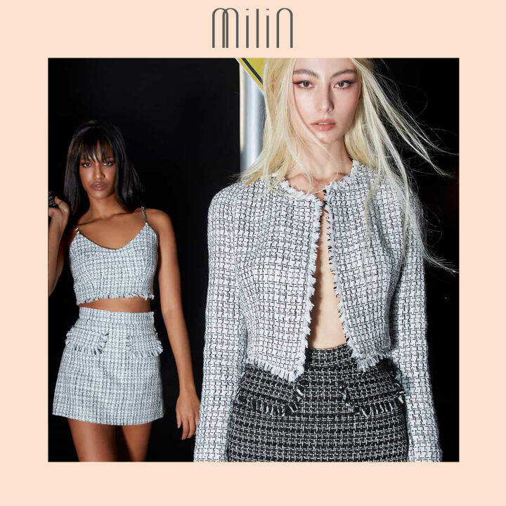 milin-scoop-v-neck-tweed-chain-strap-crop-top-เสื้อสายเดี่ยว-ผ้าทวีด-ทรงครอป-คอวี-แต่งสายโซ่-ชายรุ่ย-camer-top-white-black-สีขาว-สีดำ