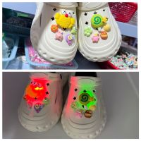 10ชิ้น/เซ็ตไฟ LED Crocs Jibbitz รองเท้ามีเสน่ห์หัวเข็มขัดรองเท้าลายอมยิ้มอ่อน PVC ดอกไม้การ์ตูนแสงแฟลชตกแต่งสำหรับ Crocs