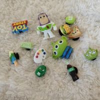 12ชิ้นการ์ตูน Toy S TORY ของ Buzz Lightyear Jbt สำหรับจระเข้ชุดสตรอเบอร์รี่หมีรองเท้าเสน่ห์ DIY ขาจระเข้อุปกรณ์ตกแต่ง