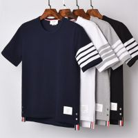 Thom Browne แบรนด์ TB เสื้อยืดกีฬาลำลอง,สำหรับทั้งหญิงและชายแขนสั้นสี่แถวคอกลมถักย้อมเส้นด้ายผ้าฝ้ายบริสุทธิ์