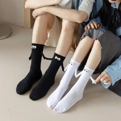 ถุงเท้าจับมือคู่ตลก Tiktok 2คู่ถุงเท้าสเตอริโอตุ๊กตาผ้าฝ้ายสีดำสีขาวน่ารักถุงเท้าจับมือสำหรับเพื่อนคู่รัก
