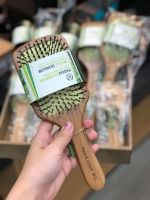 THE BODY SHOP BAMBOO LARGE PADDLE HAIR BRUSH เดอะบอดี้ ช็อป แบมบู หวี ออร์แกนิค