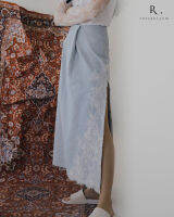 Rotsaniyom DOWNTOWN Light blue denim maxi skirt with lace details / กระโปรงยีนส์สีฟ้าอ่อนผ่าข้างตกแต่งดีเทลลูกไม้