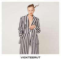 VICKTEERUT (ราคาปกติ 13,500-.) Black &amp; White Oversized Striped Blazer เสื้อเบลเซอร์ โอเวอร์ไซส์ ลายทางสีขาวดำ