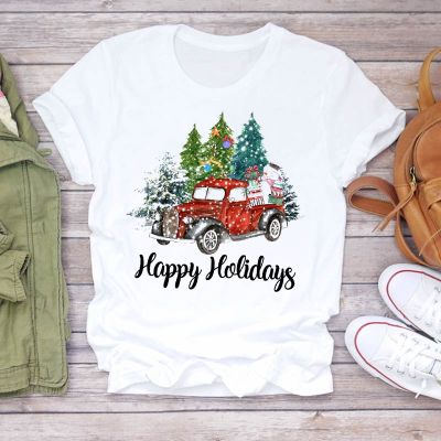 [COD]เสื้อยืด พิมพ์ลายกราฟิก Happy Holiday Car Xmas Tree Merry Christmas เหมาะกับของขวัญปีใหม่ สําหรับผู้หญิงS-5XL  E4TT