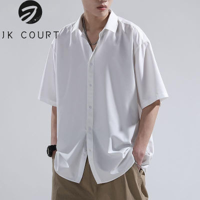 JK Court เสื้อเชิ้ตสีทึบแขนสั้นแบบหลวมผ้าไหมน้ำแข็งใหม่ฤดูร้อนสไตล์ฮ่องกงอเนกประสงค์แขน5/4เสื้อสุดหล่อนักเรียนชาย