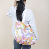 HYE กระเป๋าคาดตัวแบบพกพาสำหรับนักเรียนกระเป๋าใส่ดินสอแบรนด์ไทย Tas Kosmetik แต่งหน้าหมีผ้าใบความจุขนาดใหญ่ Carebears กระเป๋าผู้หญิงแบบสะพายไหล่กระเป๋ากระเป๋าทรงสี่เหลี่ยมมีหูหิ้วสะพายไหล่เกาหลี