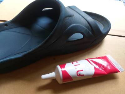 กาวซ่อมรองเท้าติดแน่ ทนทาน ใช้งานง่าย มีหัวหลอกเป็นเหล็ก ป้องกันกาวเเข็งตัว