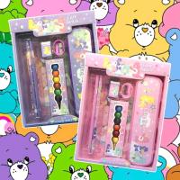 ชุดเครื่องเขียน CAREBEARS มีทั้งหมด 2 ลาย1 กล่องประกอบไปด้วย- กล่องดินสอพลาสติก - สีเทียนต่อไส้ 6 สี- กบเหลาดินสอ- ยางลบ- ไม้บรรทัด-ดินสอไม้ 2