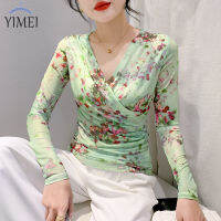 YIMEI เสื้อลายตาข่ายแขนยาวหวานแสดงอารมณ์เสื้อยืดสตรีเสื้อสีเขียวบางลายดอกไม้ชิ้นเล็กชิ้นน้อยเสื้อใส่เข้ารูปคอวีแนวเกาหลีสำหรับฤดูใบไม้ร่วง2023