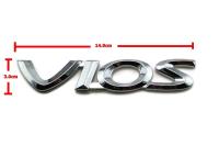 V1. ป้ายโลโก้TOYOTA VIOS(ตัวใหม่)  พลาสติกสีโครเมี่ยม ขนาด 14.0X3.0cm ติดตั้งด้วยเทปกาวสองหน้าด้านหลัง