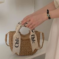 Uniqlo New Fashion version Letter silk scarf Messenger straw woven bag womens new summer portable all-match woven bag seaside holiday beach bag