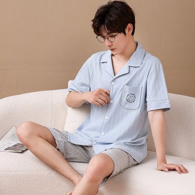ชุดนอนแฟชั่นเกาหลี ชุดนอนผ้าซาตินของผู้ชาย สีล้วนเเละพิมลาย รุ่น ใหม่ชุดนอนเสื้อคาร์ดิแกนแขนสั้นสองชิ้นสําหรับผู้ชายเหมาะกับฤดูร้อนชุดนอนผู้ชาย